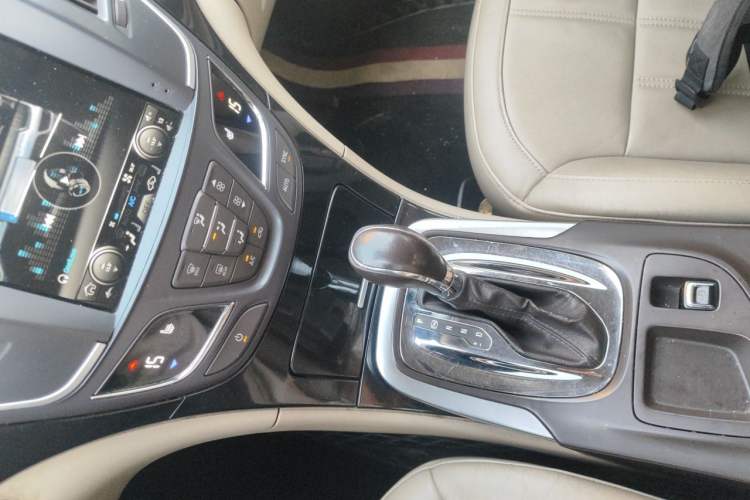 Used Buick Regal 2015 2.0L Elite Fashion Edition Gear Lever