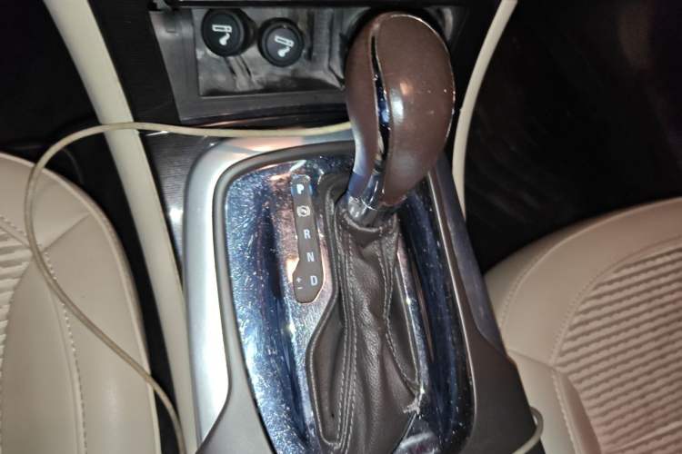 Used Buick Regal 2015 2.0L Leading Fashion Edition Gear Lever