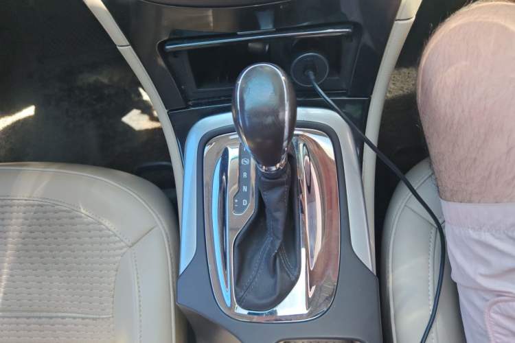 Used Buick Regal 2015 2.0L Leading Fashion Edition Gear Lever