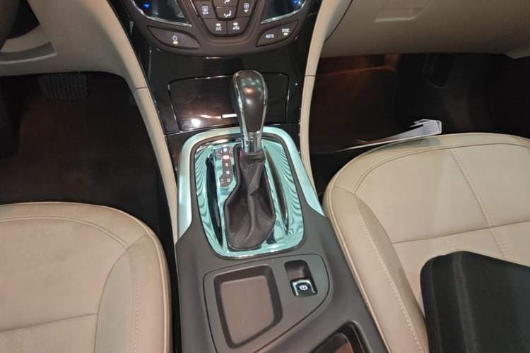 Used Buick Regal 2015 2.0L Elite Fashion Edition Gear Lever