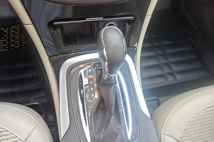 Used Buick Regal 2015 2.0L Leading Fashion Edition Gear Lever