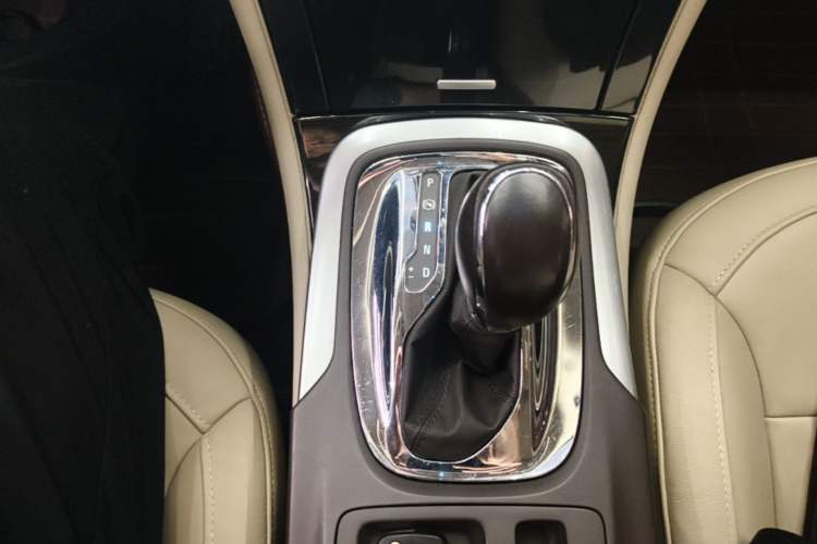Used Buick Regal 2015 2.0L Elite Fashion Edition Gear Lever