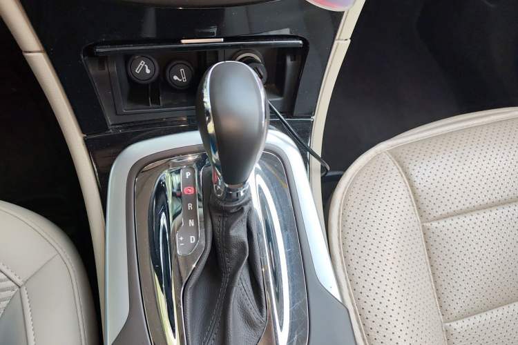 Used Buick Regal 2015 2.0L Leading Fashion Edition Gear Lever