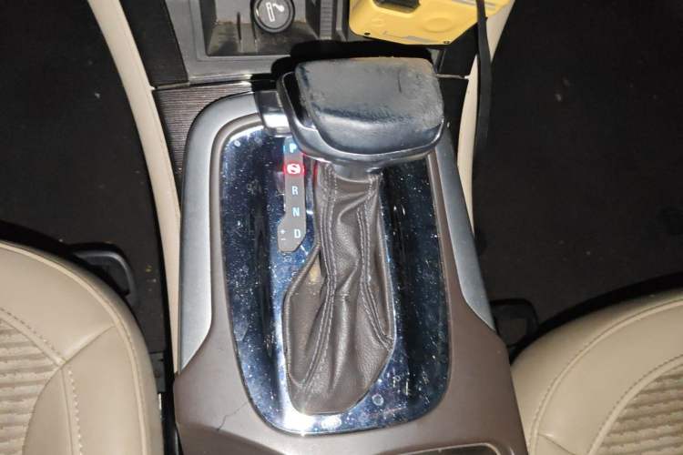 Used Buick Regal 2015 2.0L Leading Fashion Edition Gear Lever