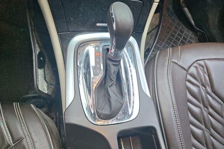 Used Buick Regal 2015 2.0L Leading Fashion Edition Gear Lever