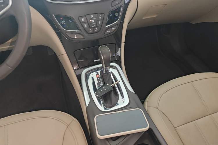 Used Buick Regal 2015 2.0L Elite Fashion Edition Gear Lever