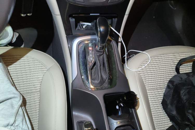Used Buick Regal 2015 2.0L Leading Fashion Edition Gear Lever