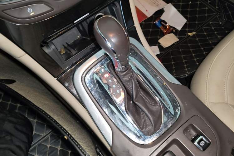 Used Buick Regal 2015 2.0L Elite Fashion Edition Gear Lever