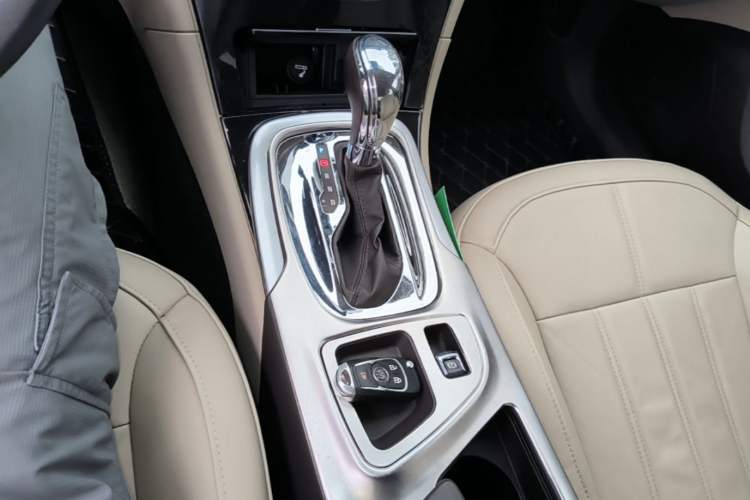 Used Buick Regal 2015 2.0L Elite Fashion Edition Gear Lever