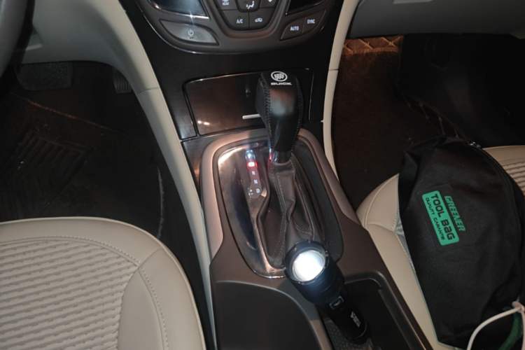 Used Buick Regal 2015 2.0L Leading Fashion Edition Gear Lever