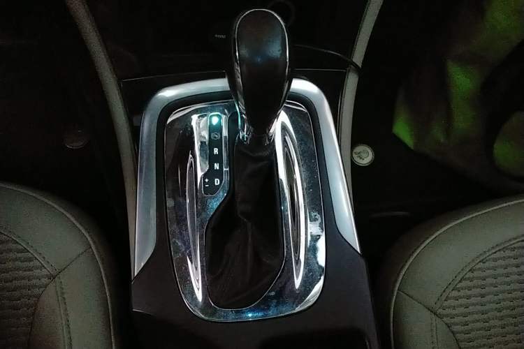 Used Buick Regal 2015 2.0L Leading Fashion Edition Gear Lever