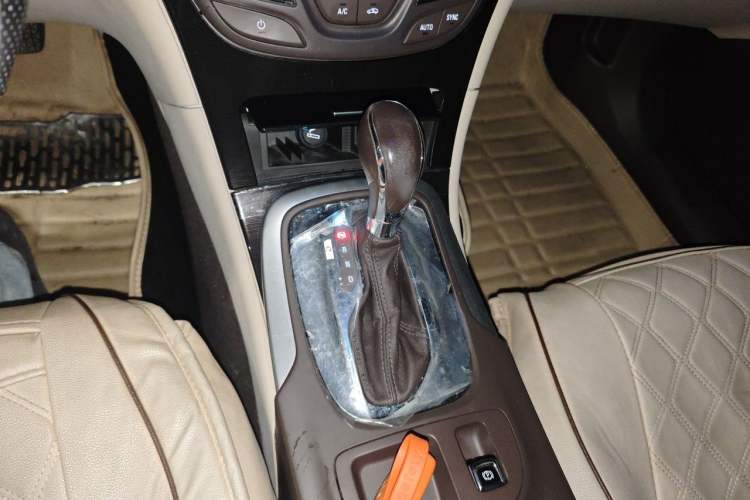 Used Buick Regal 2015 2.0L Elite Fashion Edition Gear Lever
