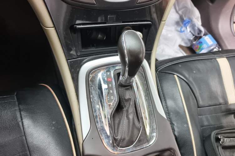 Used Buick Regal 2015 2.0L Leading Fashion Edition Gear Lever