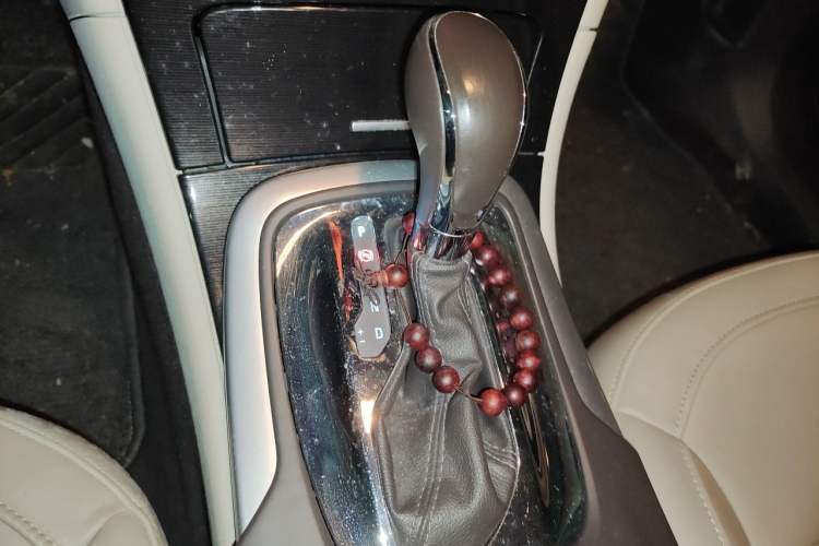 Used Buick Regal 2015 2.0L Elite Fashion Edition Gear Lever