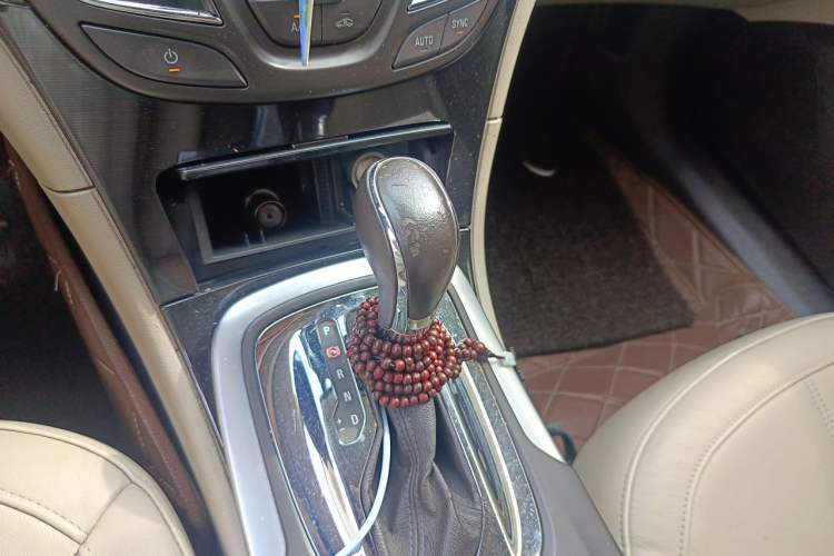 Used Buick Regal 2015 2.0L Elite Fashion Edition Gear Lever
