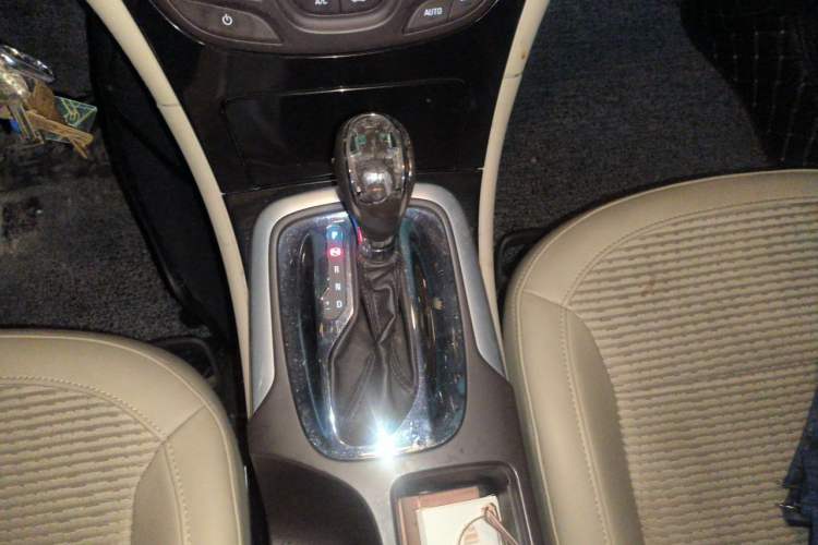 Used Buick Regal 2015 2.0L Leading Fashion Edition Gear Lever