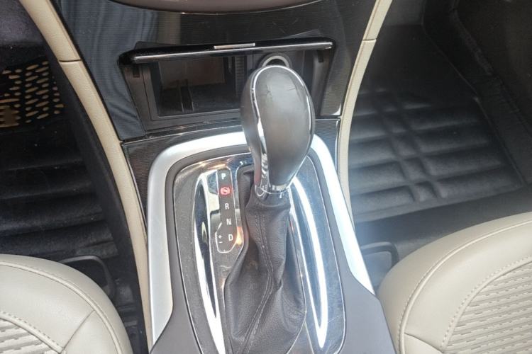 Used Buick Regal 2015 2.0L Leading Fashion Edition Gear Lever