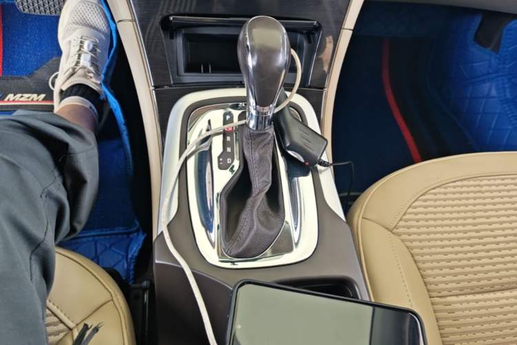 Used Buick Regal 2015 2.0L Leading Fashion Edition Gear Lever