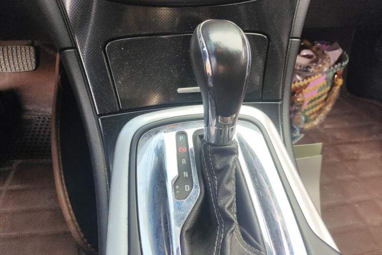 Used Buick Regal 2015 1.6T Elite Tech Model Gear Lever