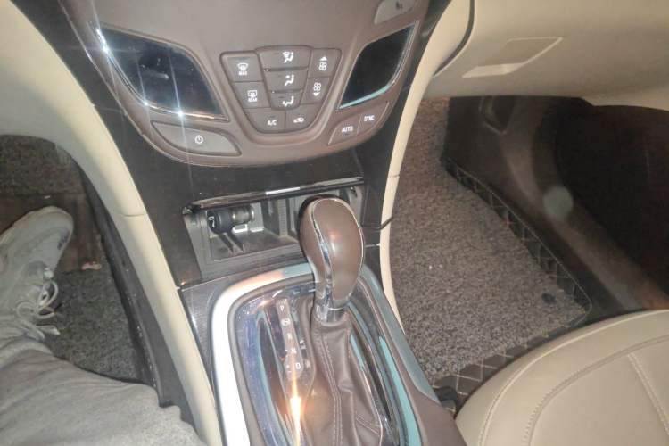 Used Buick Regal 2015 2.0L Elite Fashion Edition Gear Lever