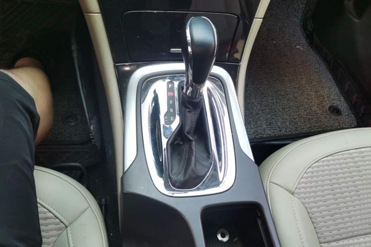 Used Buick Regal 2015 2.0L Leading Fashion Edition Gear Lever