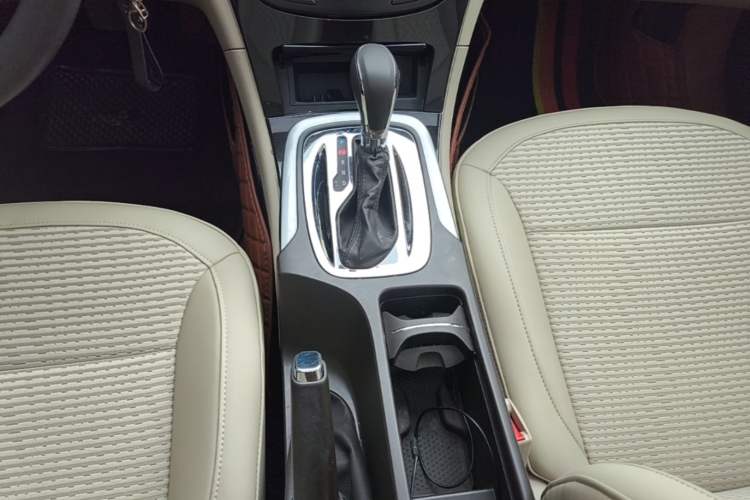 Used Buick Regal 2015 2.0L Leading Fashion Edition Gear Lever