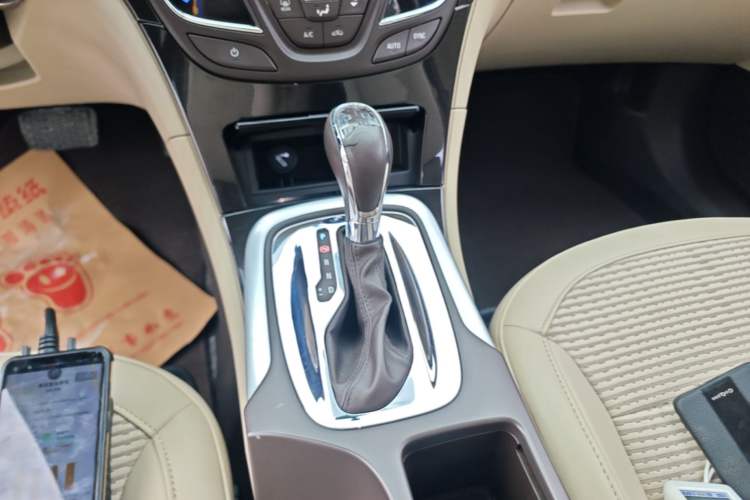 Used Buick Regal 2015 2.0L Leading Fashion Edition Gear Lever