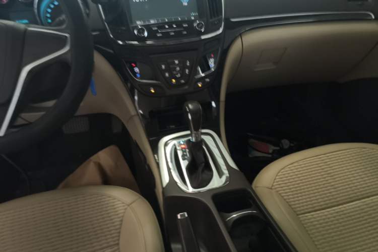 Used Buick Regal 2015 2.0L Leading Fashion Edition Gear Lever