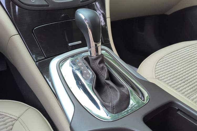 Used Buick Regal 2015 2.0L Leading Fashion Edition Gear Lever