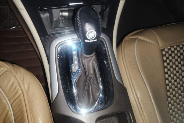 Used Buick Regal 2015 2.0L Leading Fashion Edition Gear Lever