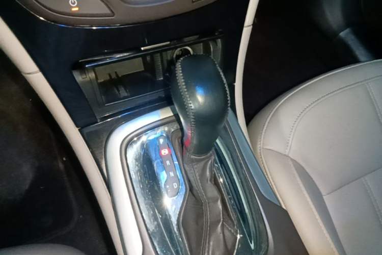 Used Buick Regal 2015 2.0L Elite Fashion Edition Gear Lever