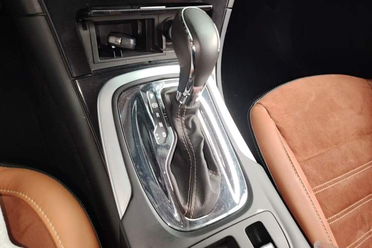 Used Buick Regal 2015 1.6T Elite Tech Model Gear Lever