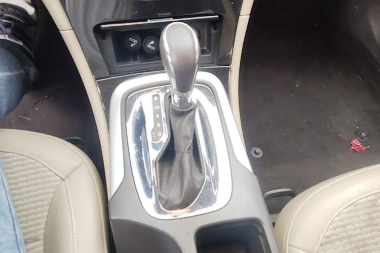 Used Buick Regal 2015 2.0L Leading Fashion Edition Gear Lever