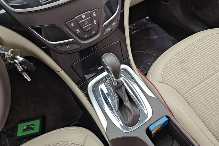 Used Buick Regal 2015 2.0L Leading Fashion Edition Gear Lever