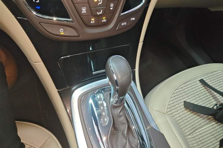Used Buick Regal 2015 2.0L Leading Fashion Edition Gear Lever