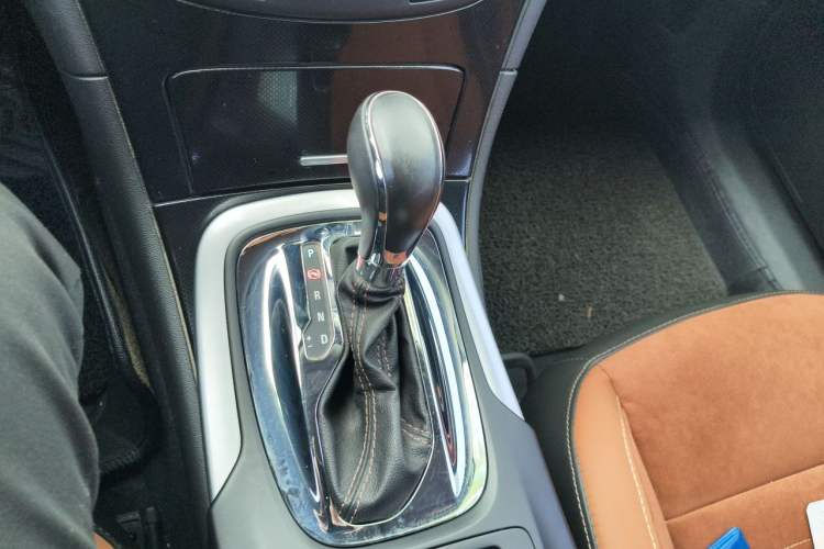 Used Buick Regal 2015 1.6T Elite Tech Model Gear Lever