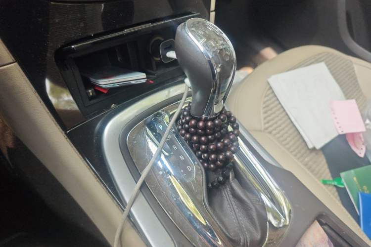 Used Buick Regal 2015 2.0L Leading Fashion Edition Gear Lever