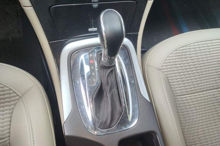 Used Buick Regal 2015 2.0L Leading Fashion Edition Gear Lever