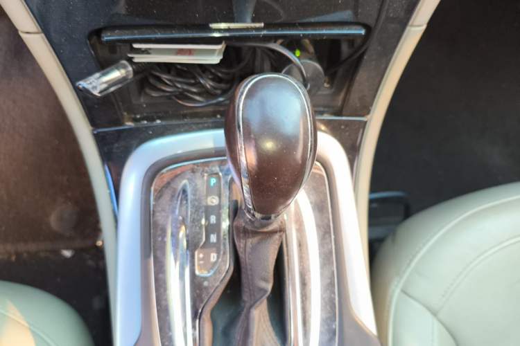 Used Buick Regal 2015 2.0L Elite Fashion Edition Gear Lever