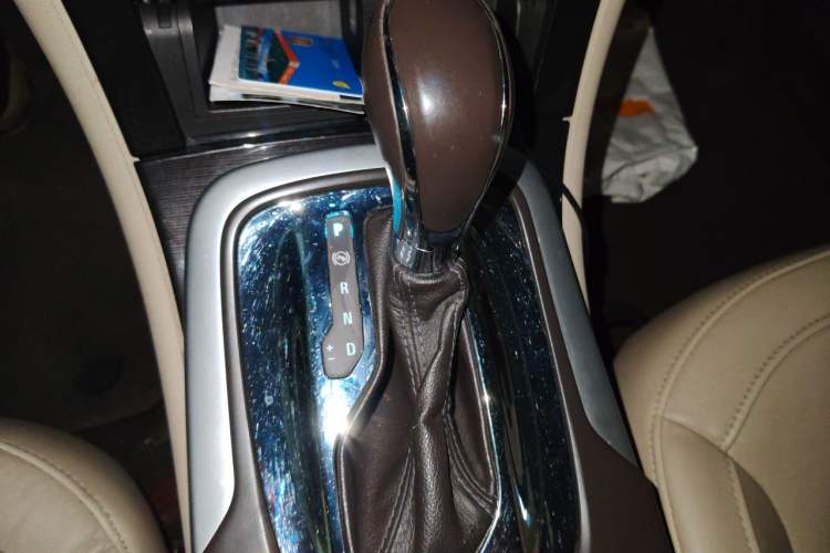 Used Buick Regal 2015 2.0L Elite Fashion Edition Gear Lever