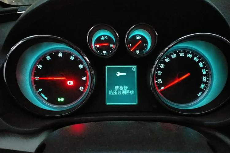 Used Buick Regal 2015 2.0L Leading Fashion Edition Instrument Cluster