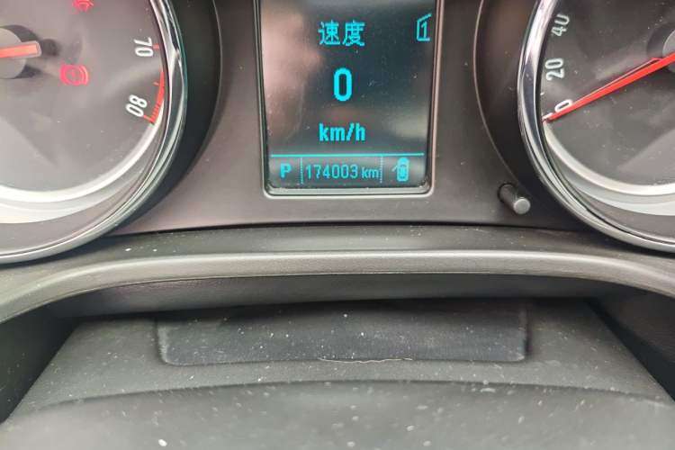 Used Buick Regal 2015 1.6T Leading Technology Model Odometer Close Up