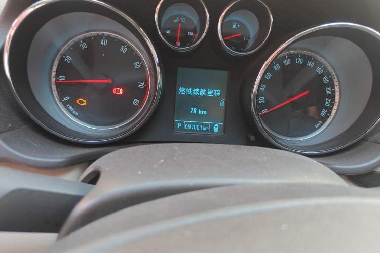 Used Buick Regal 2015 2.0L Leading Fashion Edition Odometer Close Up