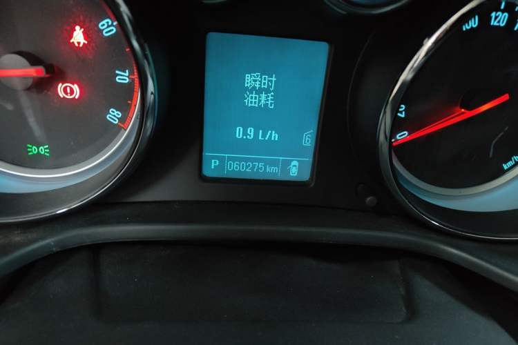 Used Buick Regal 2015 1.6T Leading Technology Model Odometer Close Up