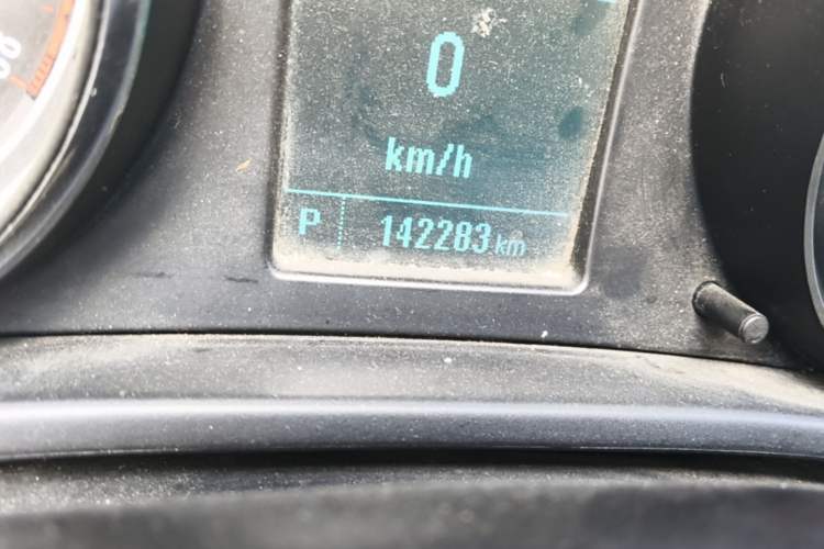 Used Buick Regal 2015 1.6T Leading Technology Model Odometer Close Up