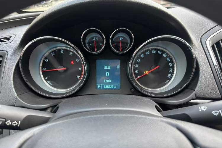Used Buick Regal 2015 1.6T Leading Technology Model Odometer Close Up