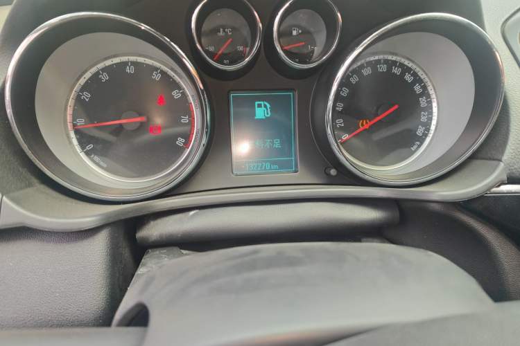 Used Buick Regal 2015 1.6T Leading Technology Model Odometer Close Up