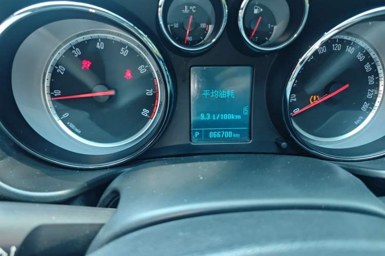 Used Buick Regal 2015 1.6T Leading Technology Model Odometer Close Up