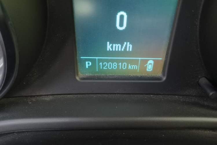 Used Buick Regal 2015 1.6T Leading Technology Model Odometer Close Up