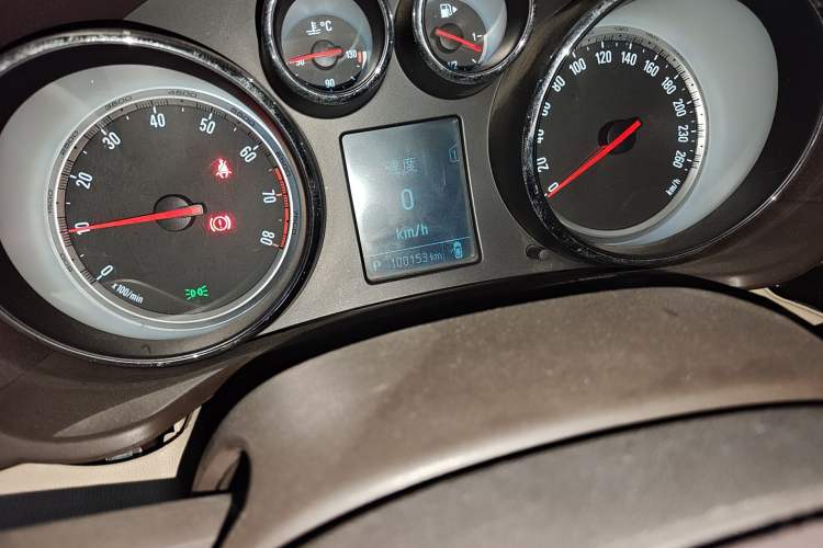 Used Buick Regal 2015 2.0L Leading Fashion Edition Odometer Close Up